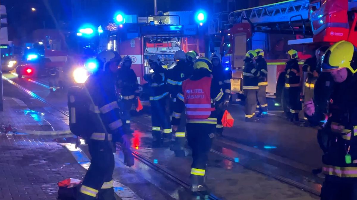 Nad kebabem v Plzni hořel byt. Tři lidé skončili v péči záchranky